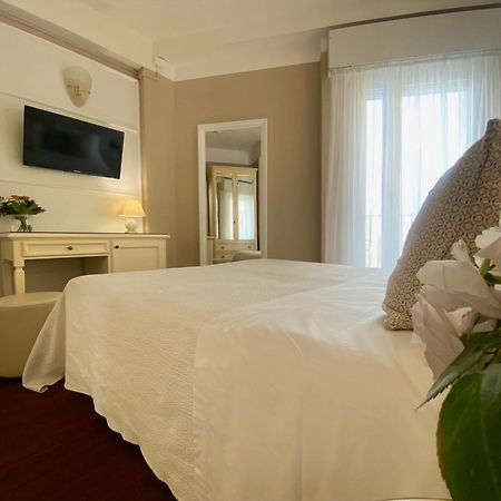Hotel Admiral - On The Beach Riccione Esterno foto