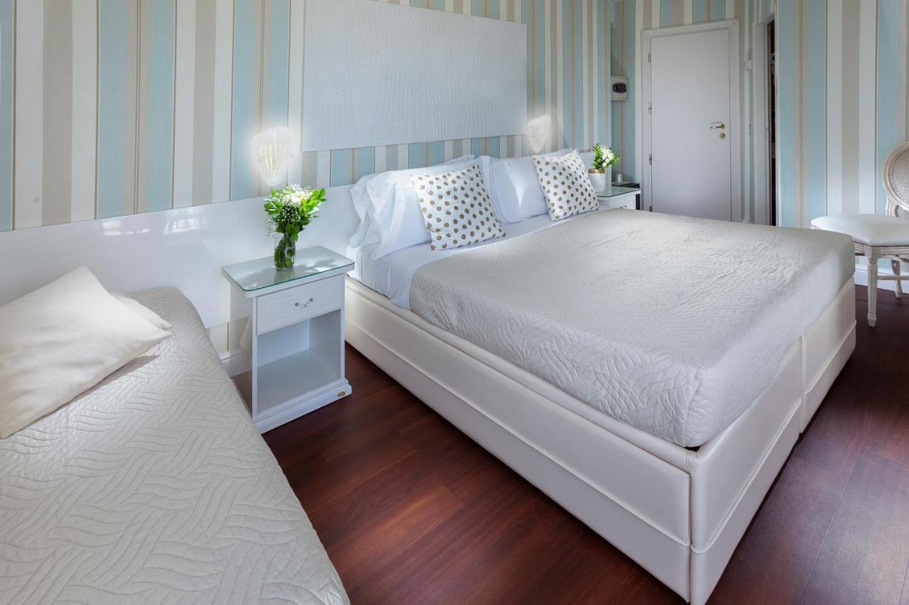 Hotel Admiral - On The Beach Riccione Esterno foto