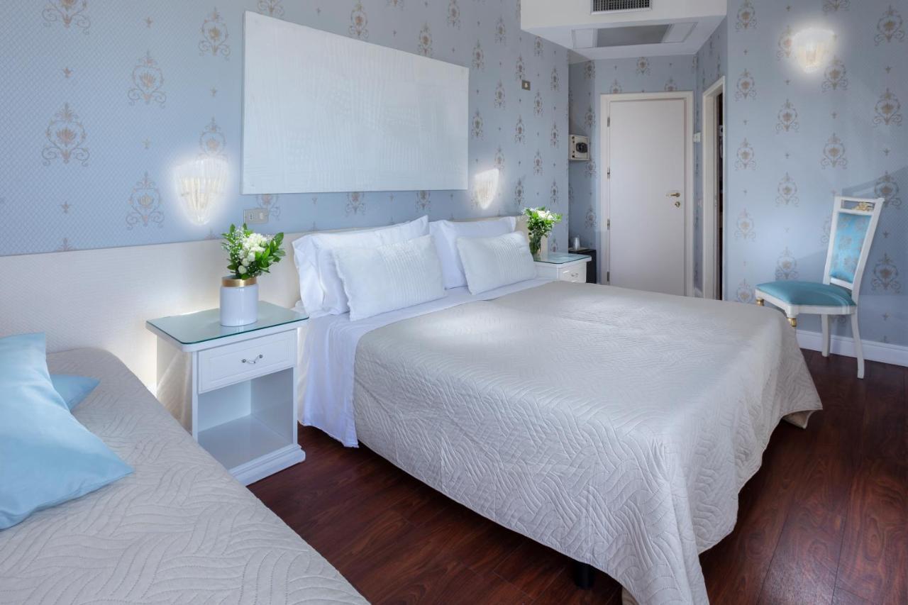 Hotel Admiral - On The Beach Riccione Esterno foto