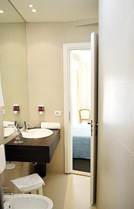 Hotel Admiral - On The Beach Riccione Esterno foto