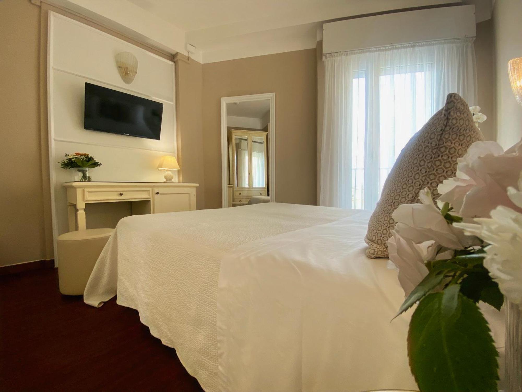 Hotel Admiral - On The Beach Riccione Esterno foto