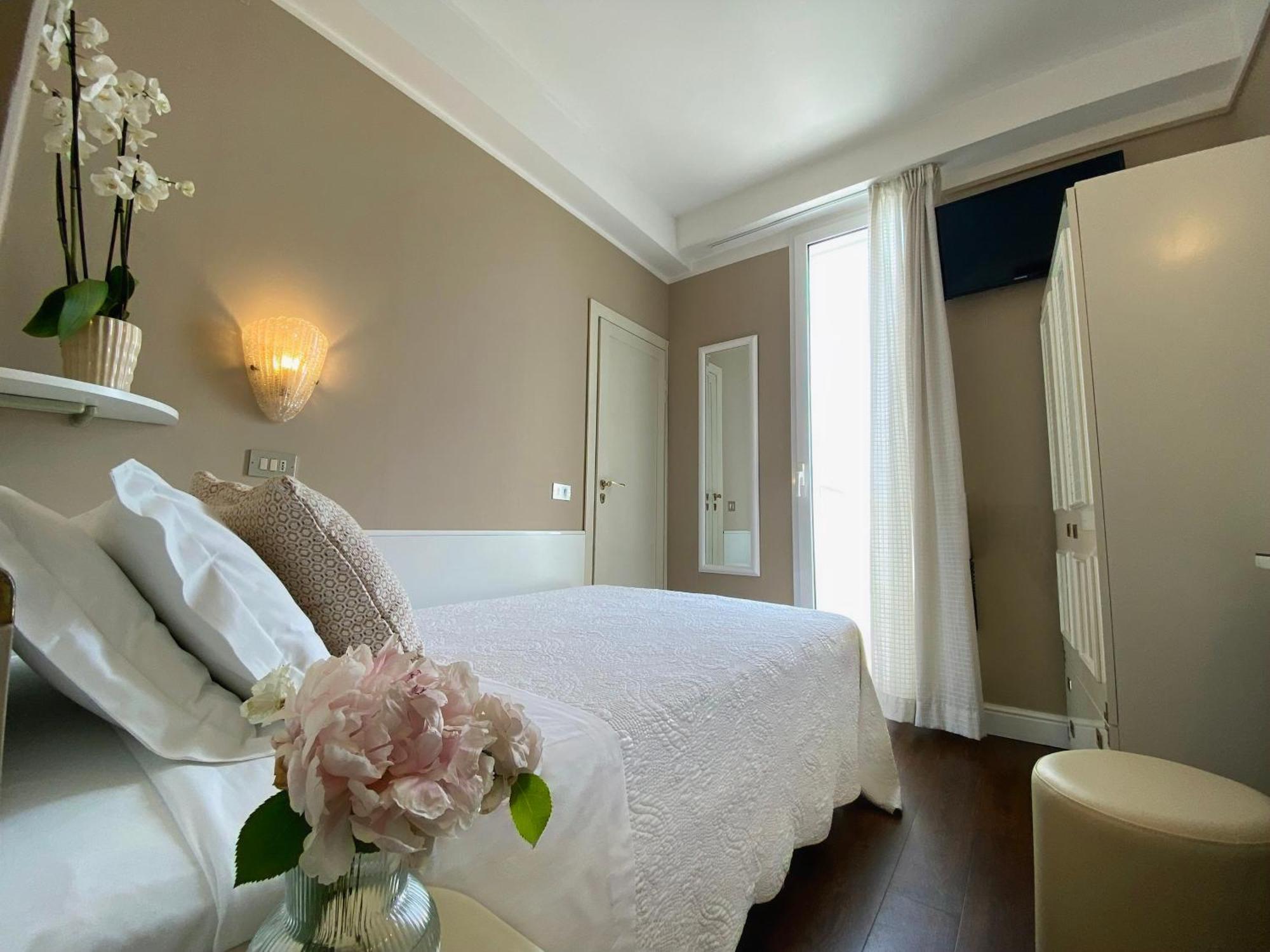 Hotel Admiral - On The Beach Riccione Esterno foto