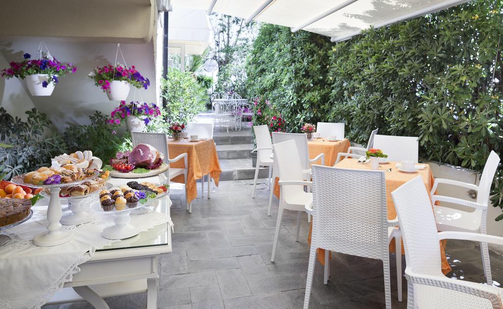 Hotel Admiral - On The Beach Riccione Esterno foto
