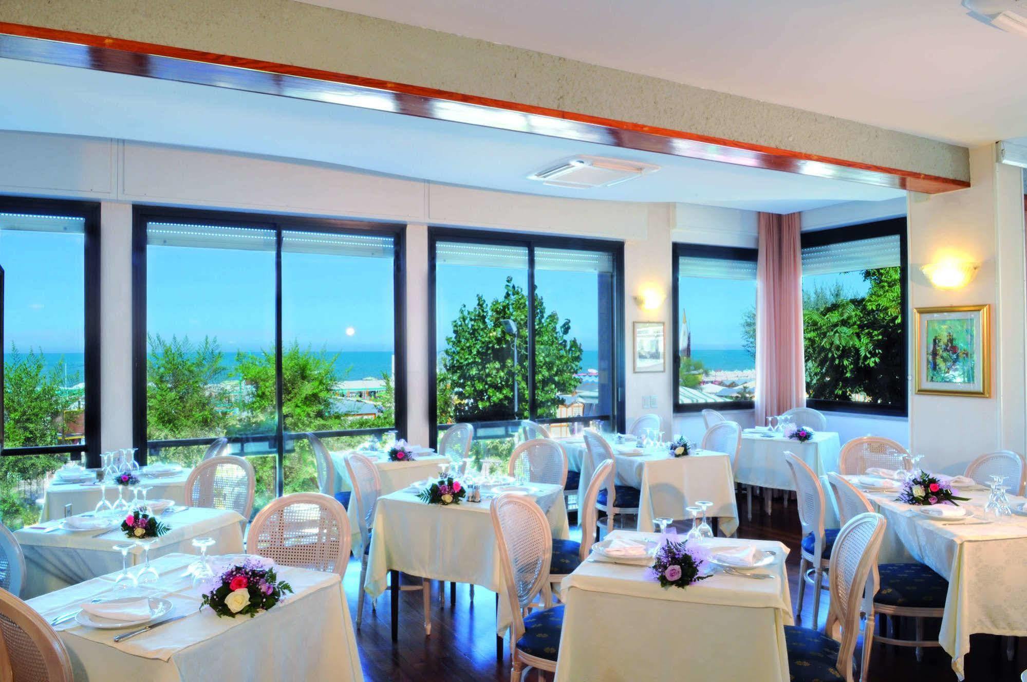 Hotel Admiral - On The Beach Riccione Esterno foto